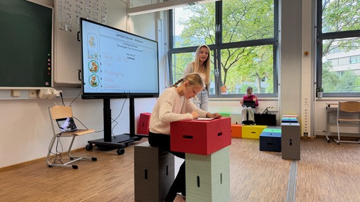 Fünftklässlerin Pia liest vor der Klasse