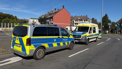 Nach einem schweren Verkehrsunfall in Essen Kray stehen Einsatzfahrzeuge der Polizei auf der Straße