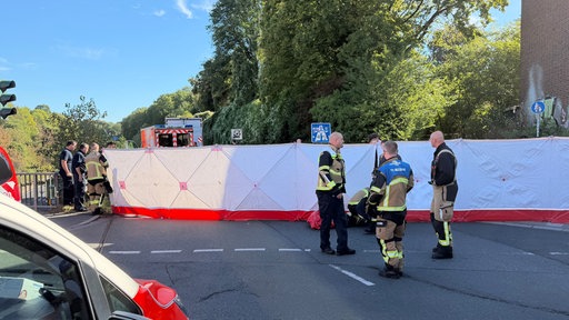 Nach einem schweren Verkehrsunfall in Essen Kray haben die Rettungskräfte eine Sichtbarriere aufgebaut.