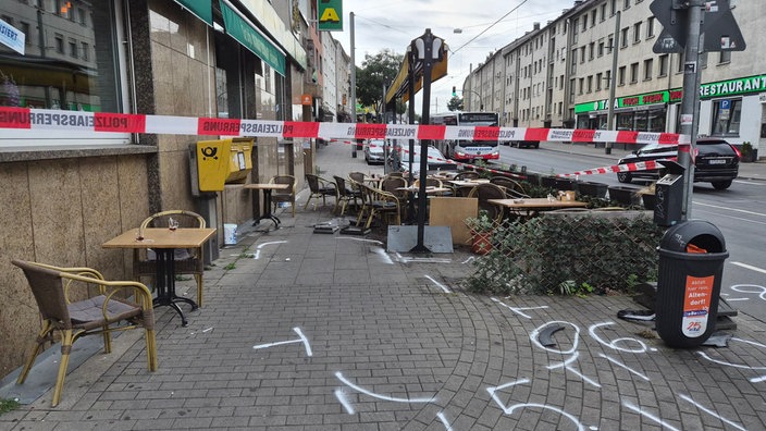 Sportwagen kracht in Außengastro in Essen