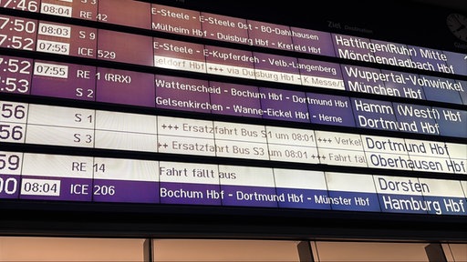 Anzeigetafel im Essener Hauptbahnhof zeigt Ersatzfahrten an
