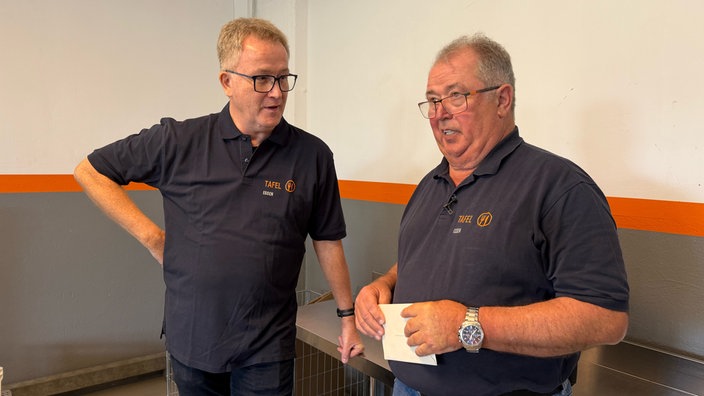 Der Essener Tafel-Chef Jörg Sartor steht neben seinem Nachfolger Bernd Jungk