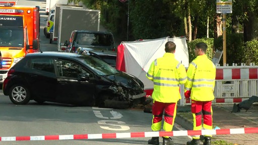 Ein schwarzer PKW ist von der Fahrbahn abgekommen.