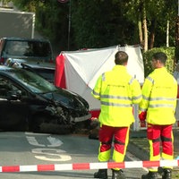 Ein schwarzer PKW ist von der Fahrbahn abgekommen.