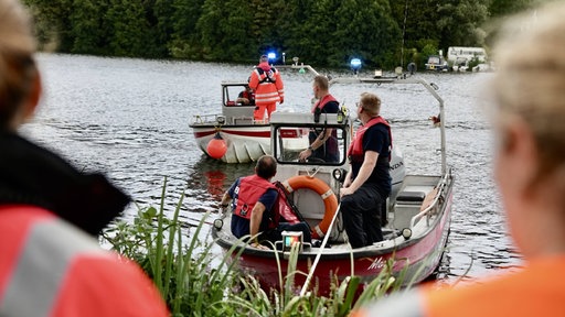 Zwie Boote mit Rettungskräften auf dem Wasser