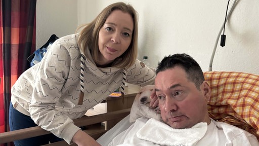 Diana Schwarz am Pflegeheim-Bett von ihrem Freund und Wachkoma-Patienten Alpay in Gladbeck.