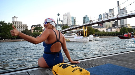 ie Extremsportlerin schwimmt während der Rivers-Challenge von Frankfurt nach Köln