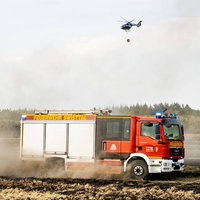 Feuerwehr kämpft bei Buschhoven gegen Flächenbrand am Waldrand