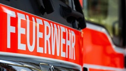 Symbolbild: Schriftzug eines Feuerwehrwagens