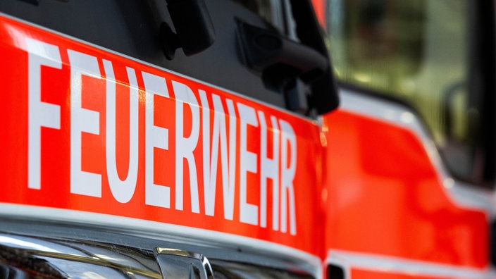 Symbolbild: Schriftzug eines Feuerwehrwagens