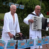 Zwei Senioren auf einer Geburtstagsfeier im Freibad