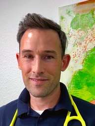 Dr. Daniel Föll blickt direkt in die Kamera.