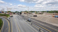 Im Kreuz Herne, das die A42 mit der A43 verbindet, wird die A43 sechsstreifig ausgebaut