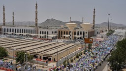 Muslimische Pilger verlassen die Namirah-Moschee nach dem Mittagsgebet während der jährlichen Hadsch-Pilgerfahrt in der Nähe von Mekka