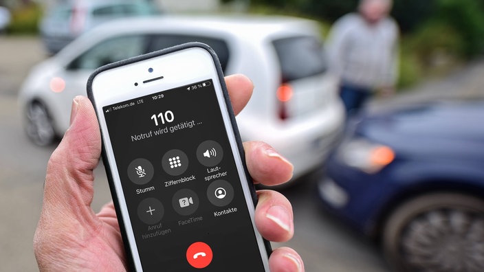 Handydisplay zeigt Notrufnummer 110 an
