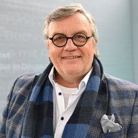 Der Komiker und Autor Hape Kerkeling steht am 29.03.2025 auf der Literaturbühne in der Glashalle der Buchmesse Leipzig und lächelt.