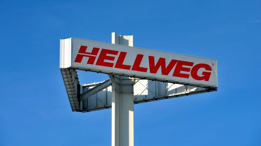 Eine Hellweg-Baumarktwerbung in den blauen Himmel