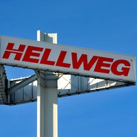 Eine Hellweg-Baumarktwerbung in den blauen Himmel