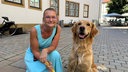 Eine Frau besucht Bielefeld mit ihrem Hund 