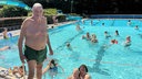 Günther mit seiner Familie im Waldfreibad Anröchte