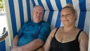 Frau sitzt im Strandkorb im Naturbad Ennigerloh