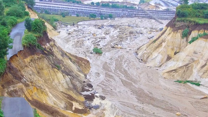 Teilweise gefluteter Tagebau Inden, ein großes braunes Loch, das mit Wasser geflutete wurde