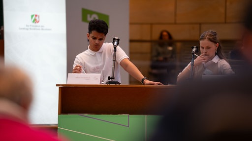 Junge Menschen debattieren im Düsseldorfer Landtag beim Wettbewerb "Jugend debattiert"