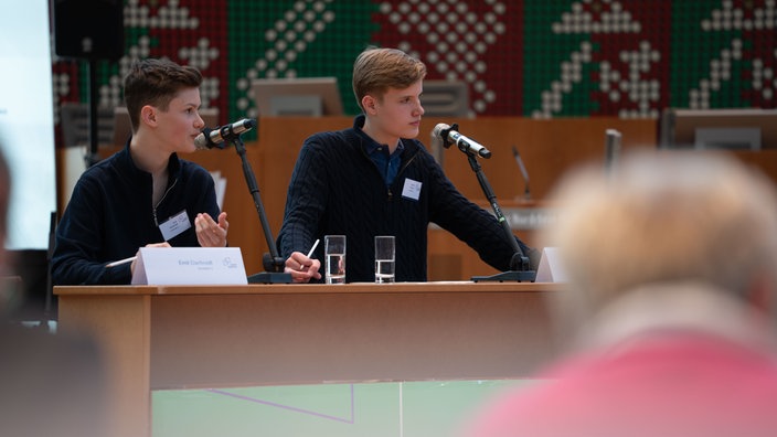 Junge Menschen debattieren im Düsseldorfer Landtag beim Wettbewerb "Jugend debattiert"