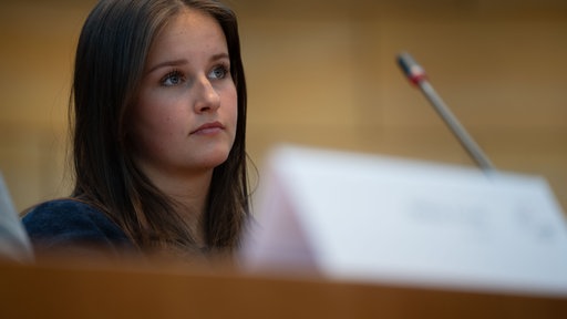 Junge Menschen debattieren im Düsseldorfer Landtag beim Wettbewerb "Jugend debattiert"