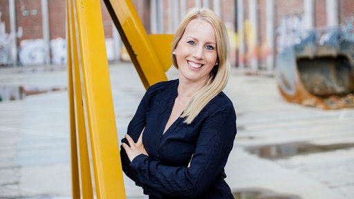 Eine Frau mit langen blonden Haaren lächelt in die Kamera. Julia Kilp ist Fachberaterin für FASD