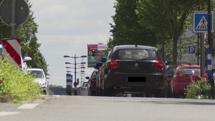 Autos stehen auf der Kerpener Straße in Kerpen-Sindorf.