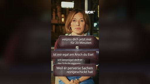 Frau guckt in die Kamera, überlagert von beleidigenden Textnachrichten in Sprechblasen
