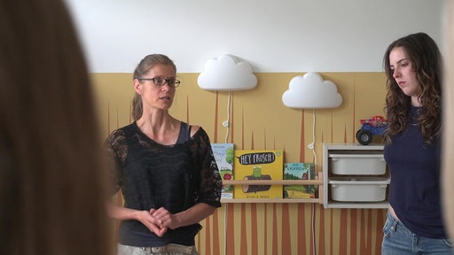 Nicole Mechsner vom Kinder- und Jugendhospiz in Olpe spricht mit der Kölner Schülergruppe