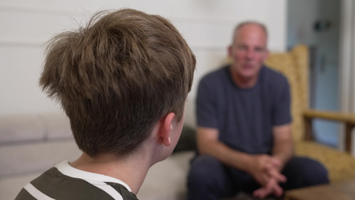 Jonas und der WDR-Reporter im Gespräch über den Immundefekt des 12-Jährigen