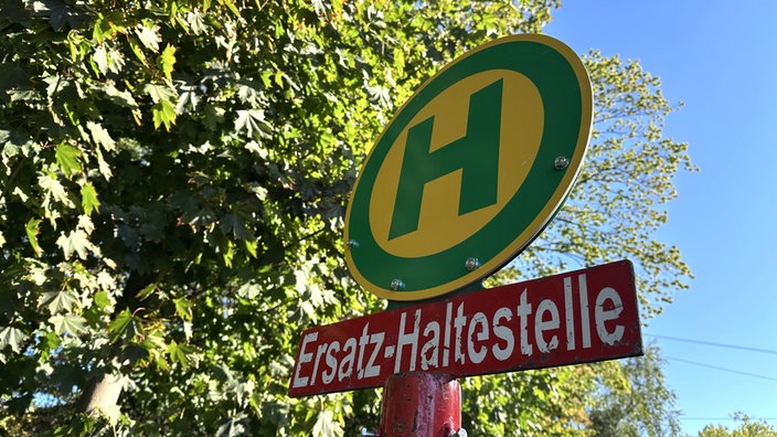 Haltestelle des Schienenersatzverkehrs für die Stadtbahnlinie 18 in Hürth. Von hier fahren Ersatzbusse in Richtung Köln.