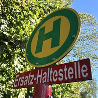 Haltestelle des Schienenersatzverkehrs für die Stadtbahnlinie 18 in Hürth. Von hier fahren Ersatzbusse in Richtung Köln.
