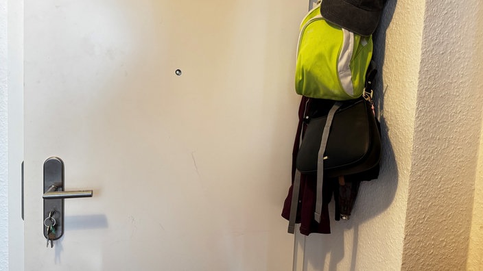 Pedro Coronas Wohnungstür mit einer Garderobe rechts daneben