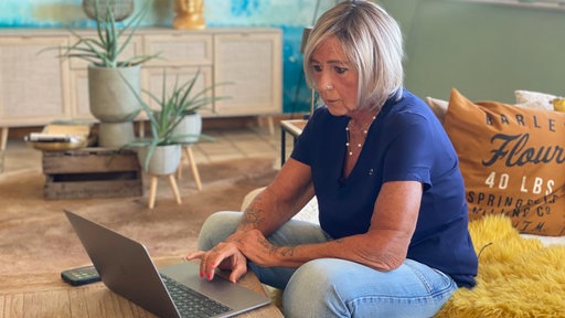 Eine Frau an einem Laptop