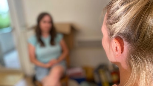 Julia aus Ehrenfeld spricht mit WDR-Reporterin