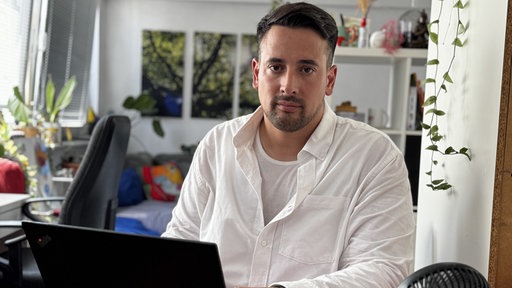 Rechtsanwalt Simón Barrera Gonzàles schaut auf seinen Laptop