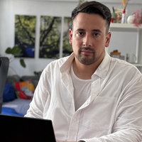 Rechtsanwalt Simón Barrera Gonzàles schaut auf seinen Laptop
