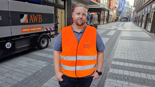 AWB-Disponent Sebastian Schneider vor einem AWB-Fahrzeug