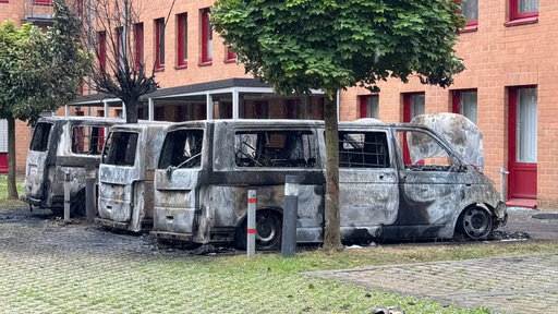 Die ausgebrannten Busse vor dem Gebäude der Kreisverwaltung 