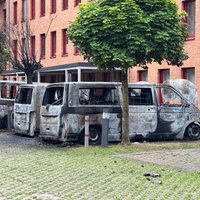 Die ausgebrannten Busse vor dem Gebäude der Kreisverwaltung 