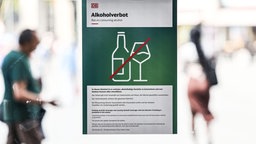 Ein Plakat auf dem über das Alkoholverbot am Bahnhof informiert wird. 