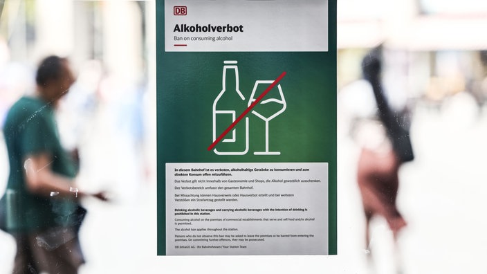 Ein Plakat auf dem über das Alkoholverbot am Bahnhof informiert wird. 