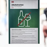 Ein Plakat auf dem über das Alkoholverbot am Bahnhof informiert wird. 