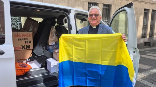 Stadtdechant Markus Hoffmann segnet das Auto.
