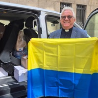 Stadtdechant Markus Hoffmann segnet das Auto.