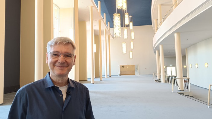 Stadtkonservator Thomas Werner im Eingabsbereich der Oper Köln